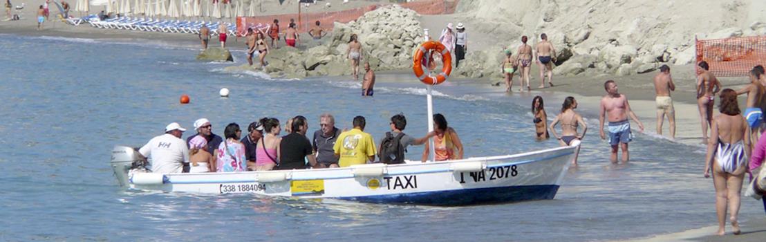 Ischia. Taxiboot am Maronti-Strand