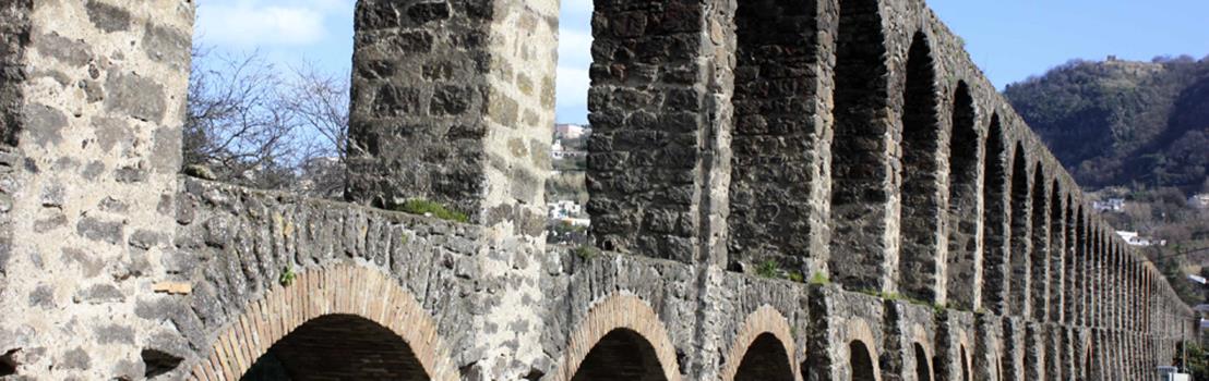 Ischia. Wasserleitung bei Pilastri
