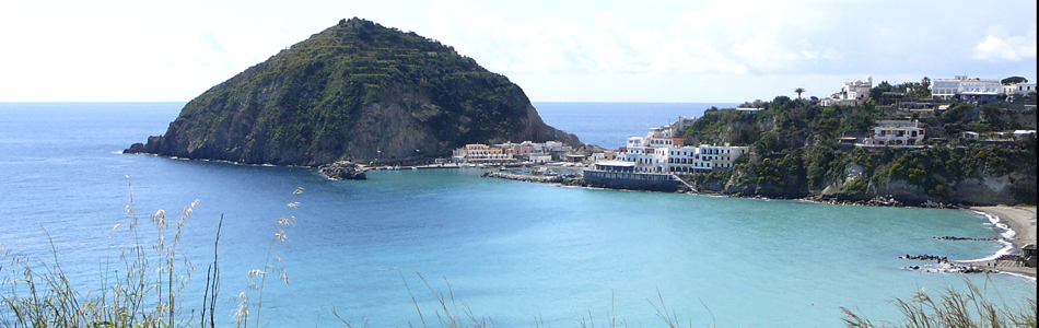 Serrara Fontana. Blick von Marontistrand auf St'Angelo