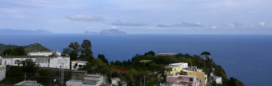 Serrara Fontana. Blick nach Osten und auf Capri