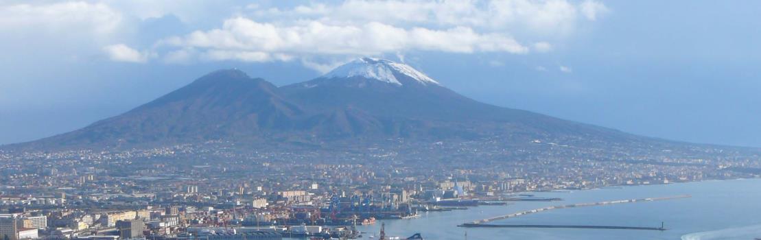 Neapel. Vesuv mit Schnee