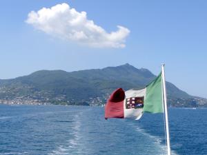 Die Insel Ischia aus dem Meer