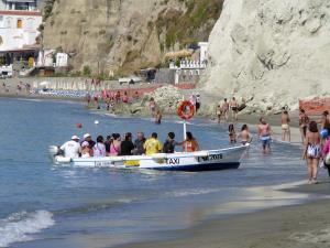 Barano. Taxiboot am Marontistrand