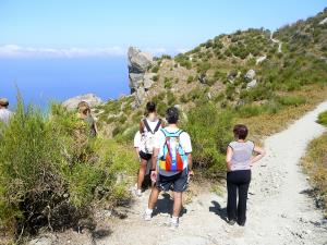 Ischia. Wandern in Wandergruppe mit Wanderführer auf den Wanderwege der Insel