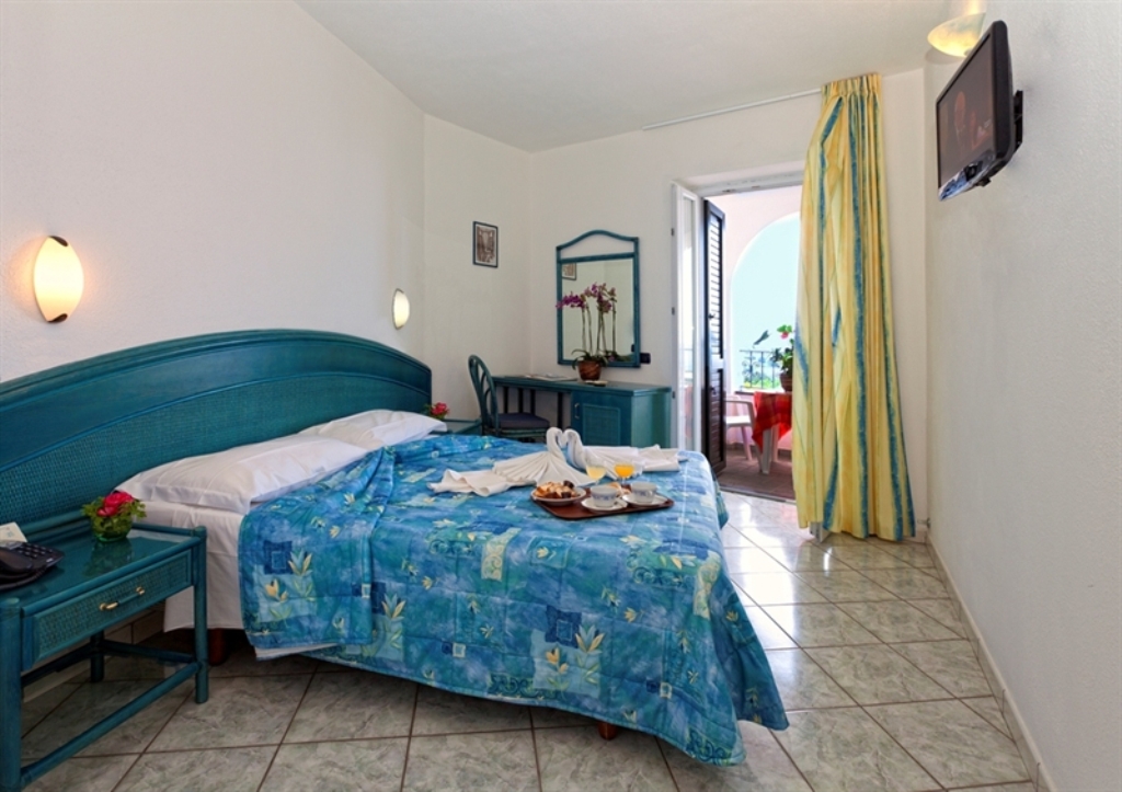 
      Forio d'Ischia. Hotel Residence La Rosa Schlafzimmer
    